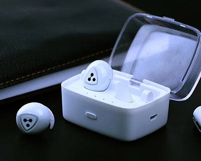 D900S Headphones White in charging box
